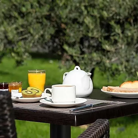 Hotel Forest Hill Velizy 4*